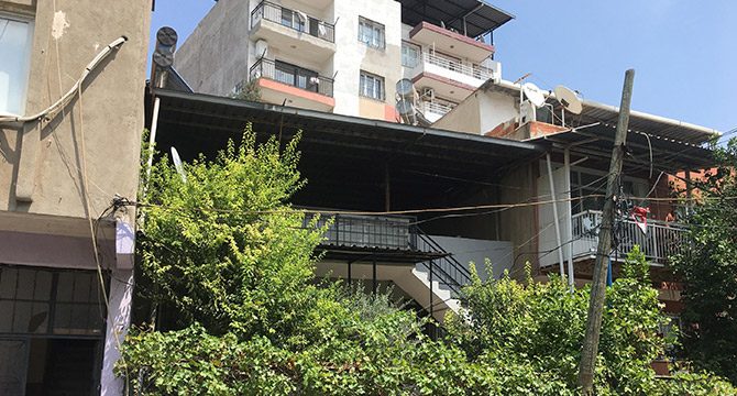 4 katlı binanın terasından düşüp, ağır yaralandı