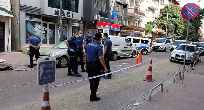 Ev arkadaşıyla birbirlerini bıçakladı, yardım istemek için sürünüp sokağa çıktı