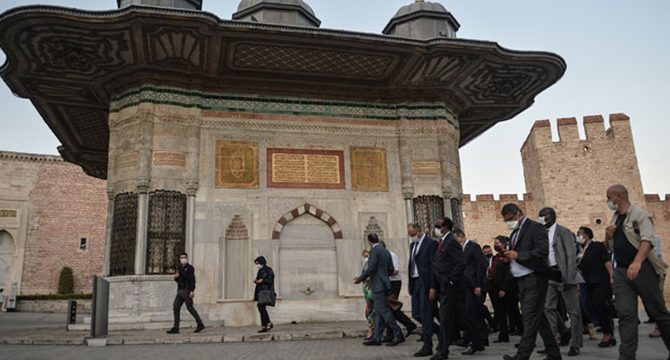 İbrahim Kalın büyükelçilerle Ayasofya Camii'ni gezdi