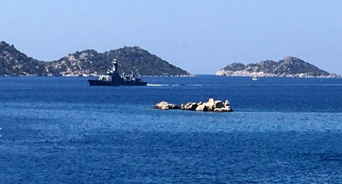 Türk fırkateyni Kaş'ta, Yunan fırkateyni Meis önünde bekliyor