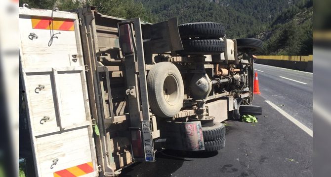 Otoyolda sebze yüklü kamyon devrildi: 2 yaralı 