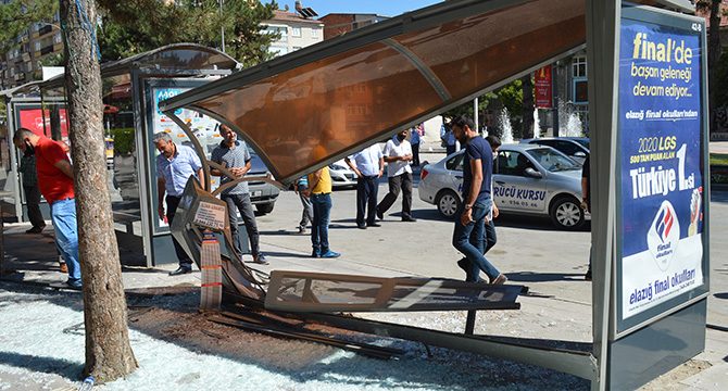 Elazığ'da otomobil, otobüs durağına daldı