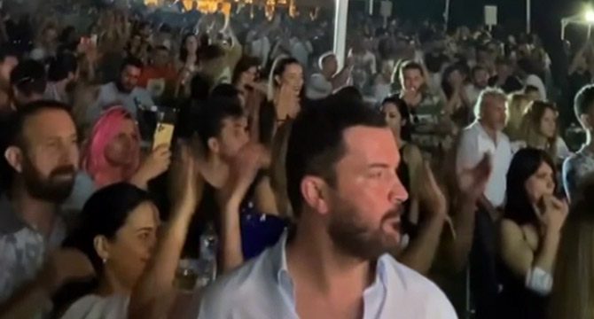 Konserde sosyal mesafe ve maske unutuldu