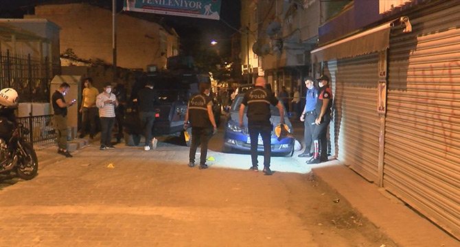 Beyoğlu'nda parkta oturanlara silahlı saldırı: 4 yaralı