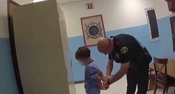 ABD polisinden 8 yaşındaki engelli çocuğa ters kelepçeyle gözaltı