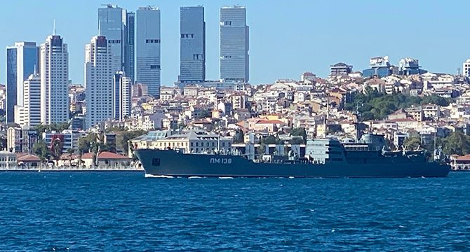 Rus askeri gemisi İstanbul Boğazı'ndan geçti