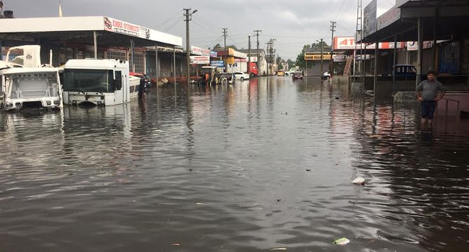 Samsun’da sağanak; evleri su bastı, yollar göle döndü