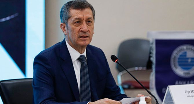 Bakan Selçuk: Dışarı adım atan herkes, 18 milyon öğrencinin sorumluluğunu hissetmeli