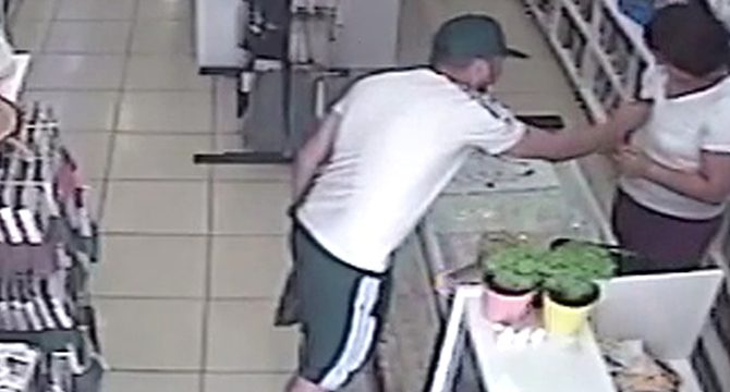 Esenler'de mağaza çalışanı genç kıza taciz girişimi kamerada
