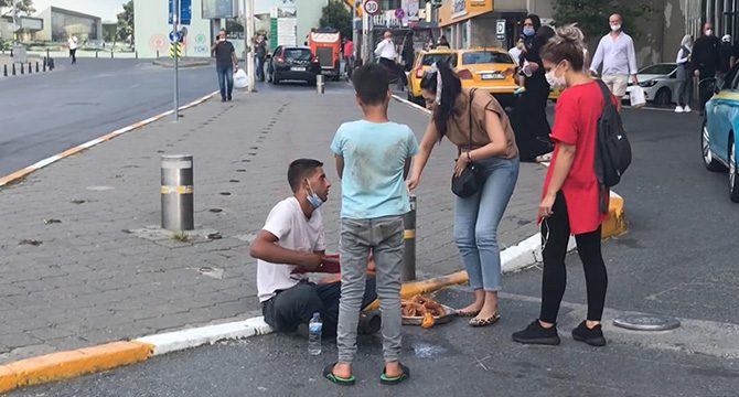 Taksim Meydanı'nda hasta numarasıyla duygu sömürüsü kamerada
