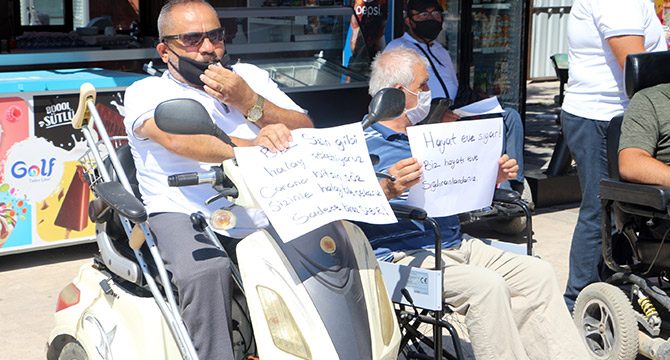 Koronavirüs tedbirlerini hiçe sayanları protesto ettiler