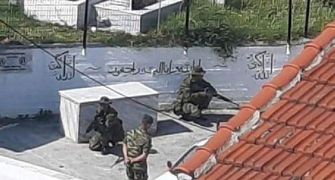 Yunan askerleri Batı Trakya'daki Türk köyünde tatbikat yaptı