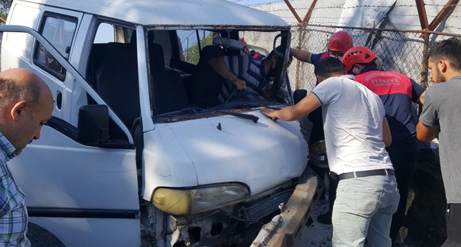Freni boşalan minibüs elektrik direğine çarptı: 2 yaralı