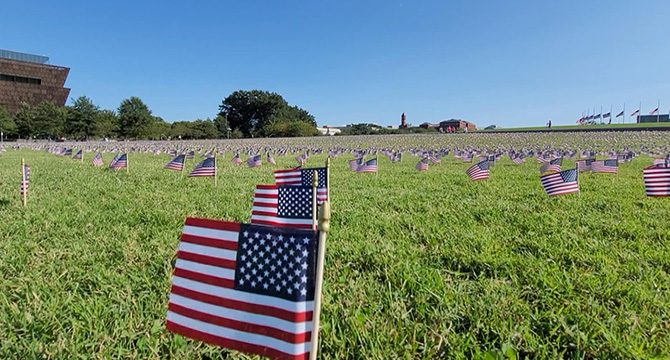 ABD'de koronavirüsten ölenlerin anısına 20 bin Amerikan bayrağı dikildi