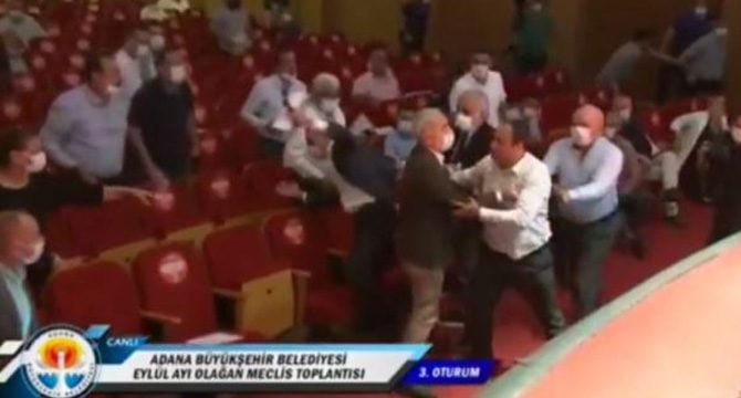 Adana Büyükşehir Belediyesi Meclisi'nde yumruklu kavga; belediye başkanı darbedildi