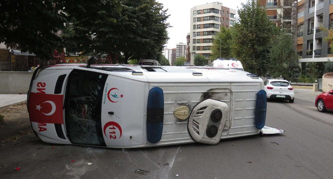 Kadıköy'de ambulans kaza yaptı 4 sağlıkçı yaralandı