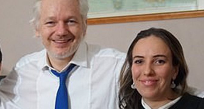 Wikileaks'in kurucusu Jullian Assange'in eşi: "ABD onu hapishanede gömecek"