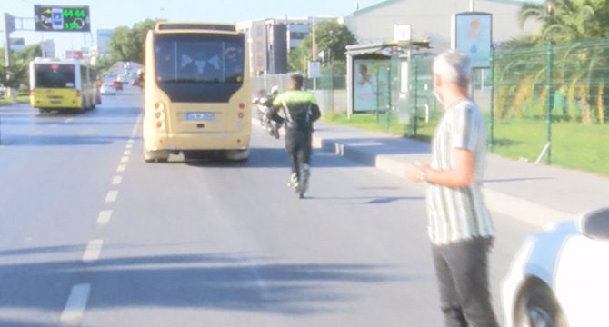 Bakırköy'de fazla yolcu taşıyan minibüs şoförünün polisten kaçma anı kamerada