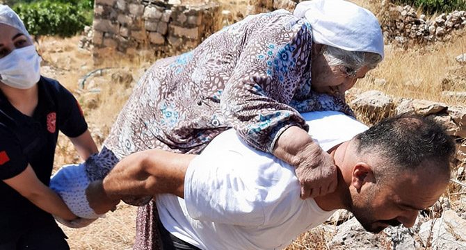 Yol olmayınca hastayı 2 kilometre sırtında taşıdı