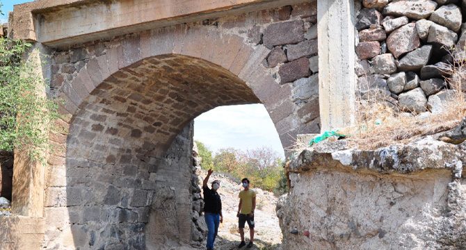 Antik kentin taşları ile cami ve 3 köprü yapılmış