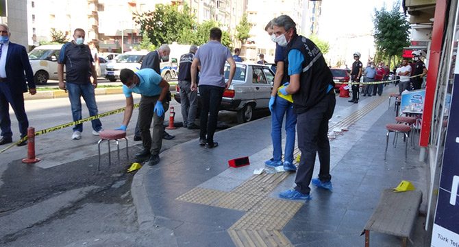 Adliye önünde silahlı saldırı: 1 ölü, 1 yaralı