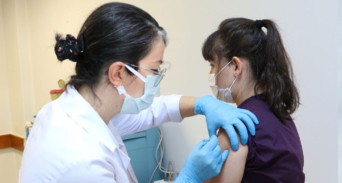 Türkiye'de tarihi gün... Koronavirüs aşısında ilk gönüllü uygulaması yapıldı
