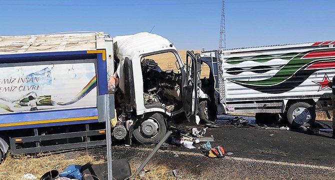 Diyarbakır'da çöp kamyonuyla kamyonet çarpıştı: 2 ölü, 2 yaralı