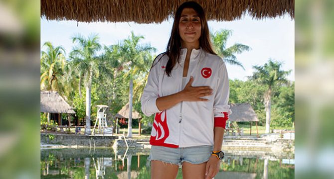 Milli serbest dalışçı Fatma Uruk, Meksika'da şampiyon oldu ve Türkiye rekorunu kırdı
