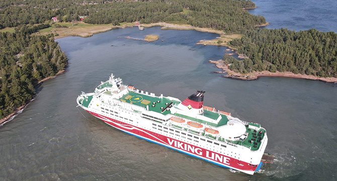 Finlandiya bandıralı yolcu gemisi Baltık Denizi'nde karaya oturdu