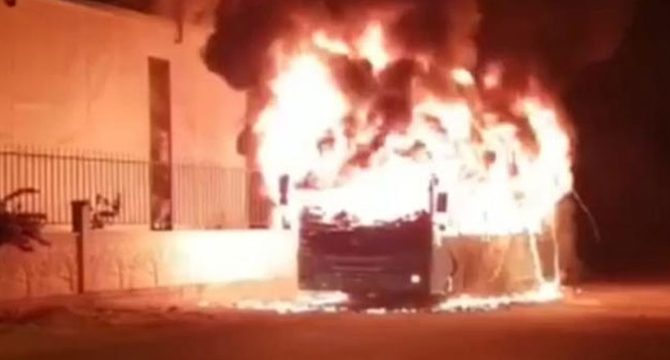 Halk otobüsü çıkan yangında kullanılmaz hale geldi