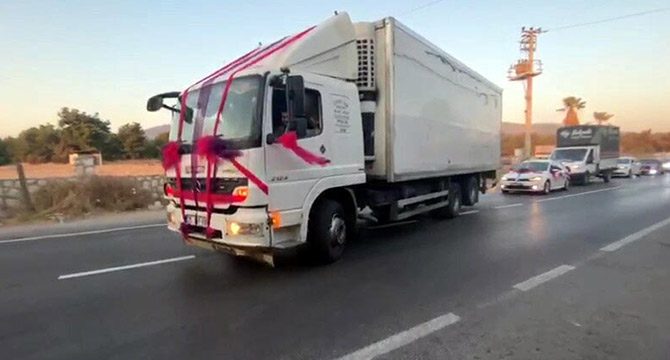 Kamyonu düğün arabası yaptı