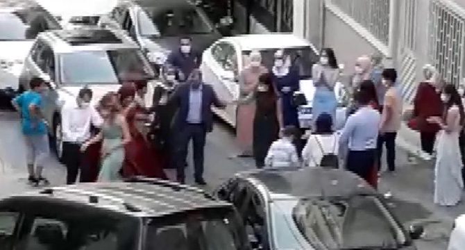 Maltepe'de koronavirüs halayı kamerada