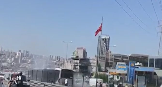 Avcılar'da metrobüsten duman yükseldi, yolcular tahliye edildi