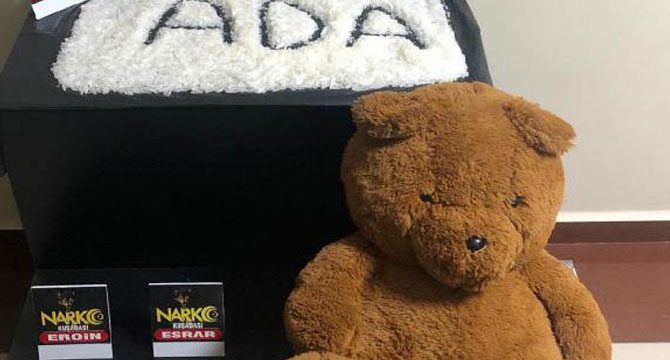 Yakalandılar! Oyuncak ayının içine saklamışlar