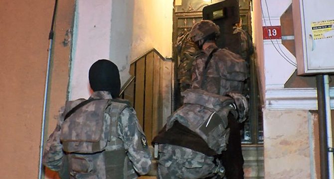İstanbul merkezli 3 ilde uyuşturucu satıcılarına operasyon