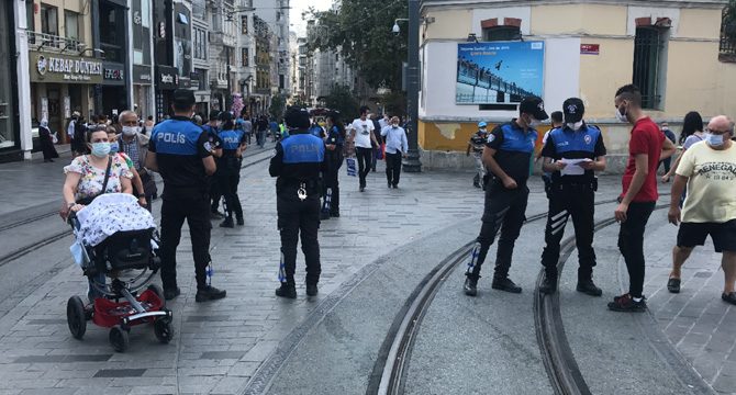 Taksim'de polis maskesiz gezenleri uyardı