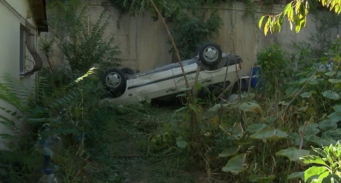 Sarıyer'de otomobil 15 metre yükseklikten evin bahçesine düştü