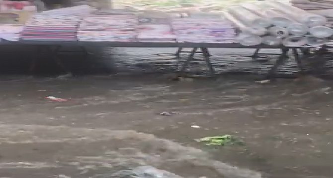 Arnavutköy'de yağış: Pazar yerinde yine sel
