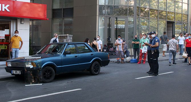 Şişli'de yolda yürürken kafasına pencere camı düştü