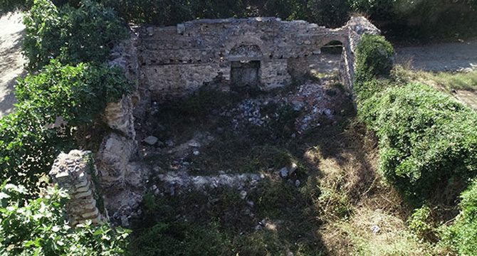 Tarihi kilise harabeye döndü