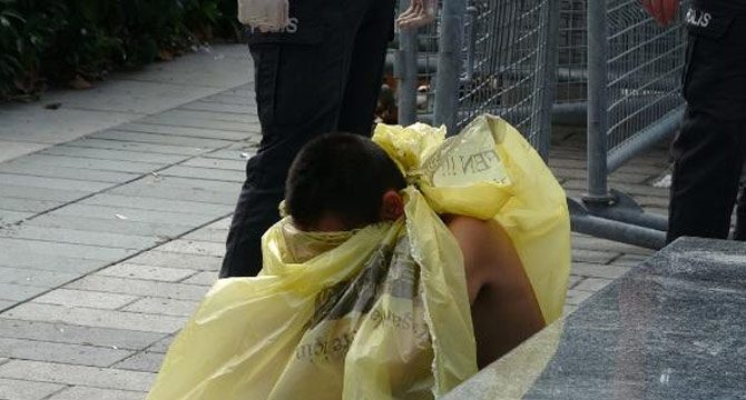 Taksim Meydanı'nda çıplak kadın şoku