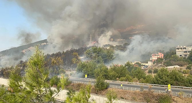 Hatay'daki orman yangını yerleşim yerlerine yaklaştı!