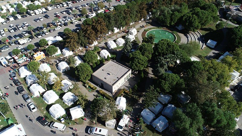 İzmir'de parklara çadırlar kuruldu