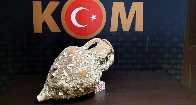 İzmir'de, 2 bin 500 yıllık amfora ele geçirildi