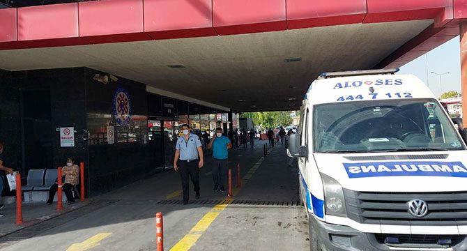 İzmir'de 2 doktor ile hastane polisi darp edildi
