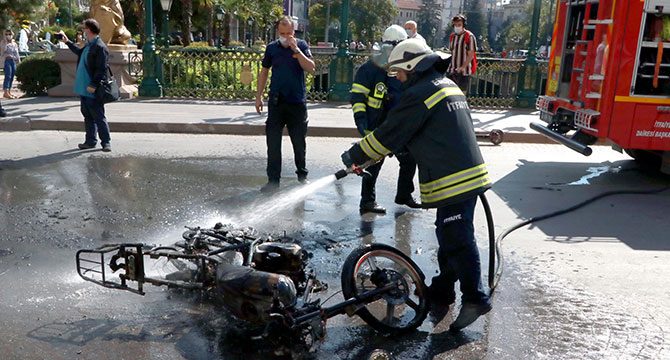 Ceza kesilen ehliyetsiz sürücü, motosikletini yaktı