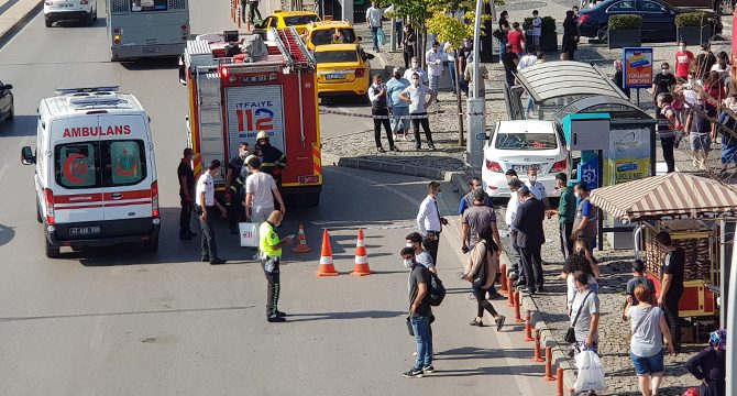 Sürücüsü kalp krizi geçiren otomobil, otobüs durağına çarptı: 4 yaralı