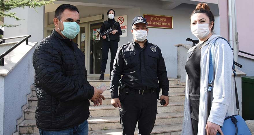 ATM’de unutulan 10 bin lirayı sahibine teslim etti