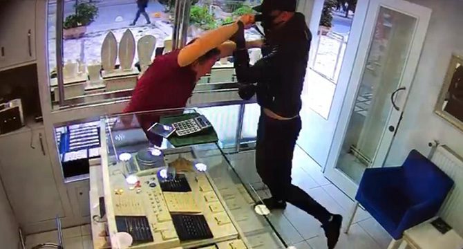 Kadıköy'de kuyumcudaki soygun girişimi kamerada