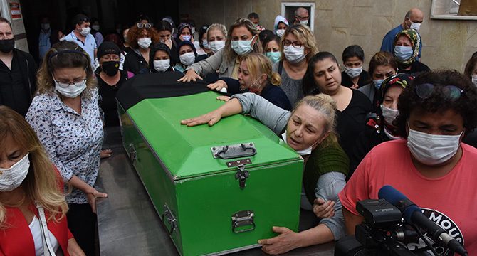 Eşinin bıçaklayarak öldürdüğü Bihter'in cenazesini kadınlar taşıdı